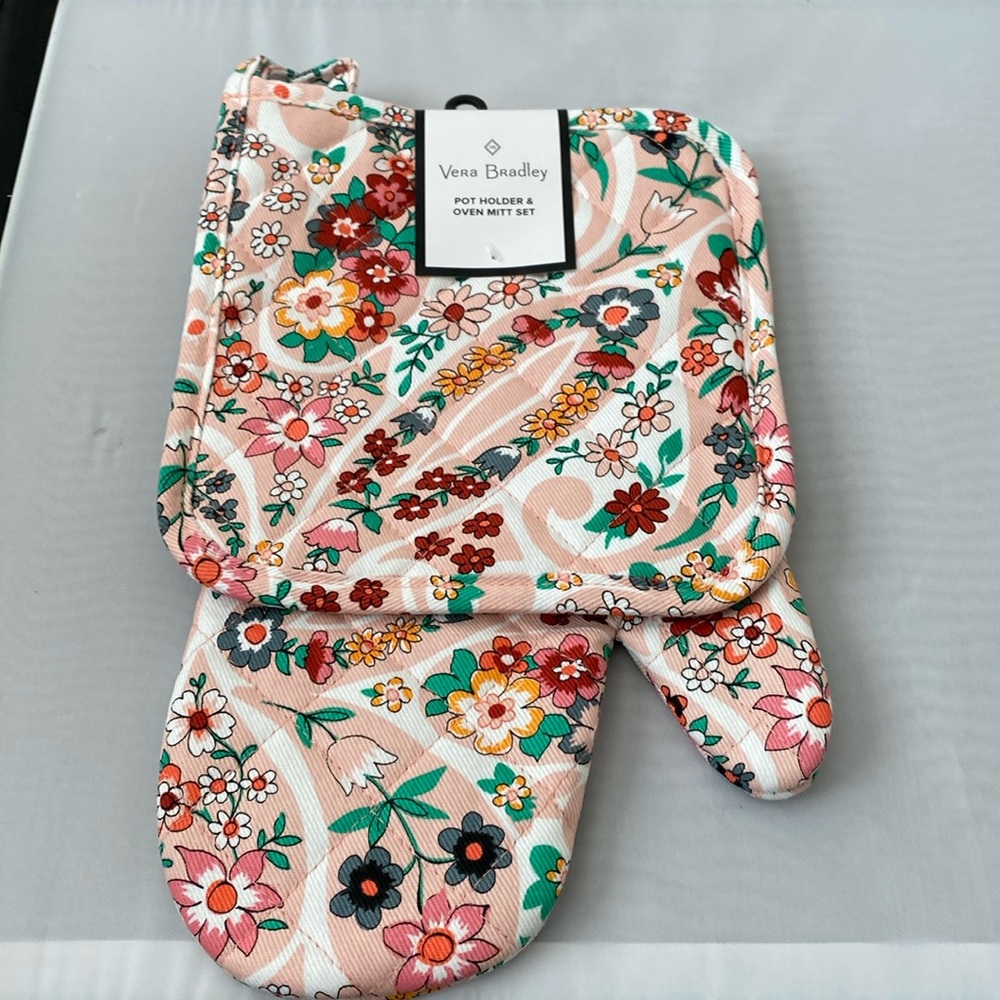 Vera Bradley pot holder and oven mitt - Picture 1 of 4